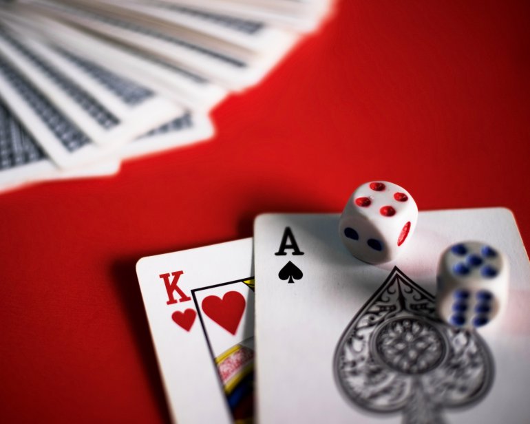 Blackjack король и туз кости и колода карт на красном фоне