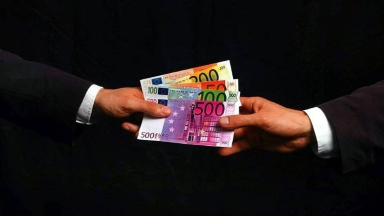 Из руки в руку передаются купюры евро
