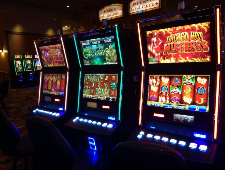 Слот зал с игровыми автоматами в реальном казино