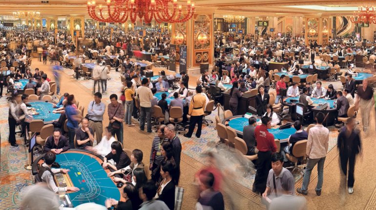 огромная масса клиентов в казино Макао