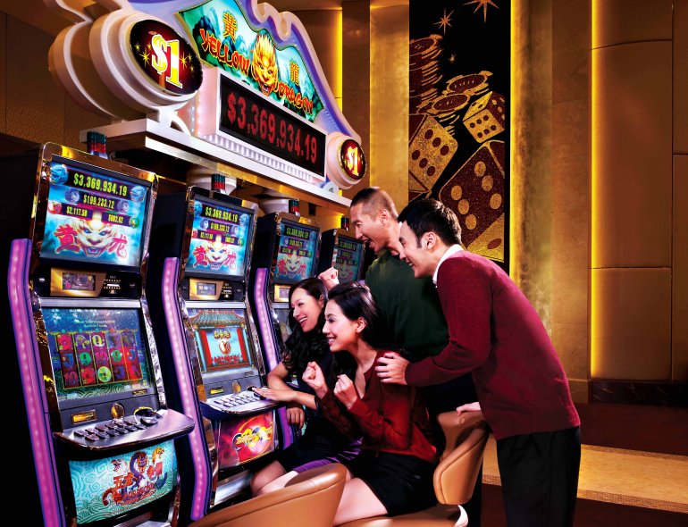 Счастливые игроки за игрой в игровые автоматы казино