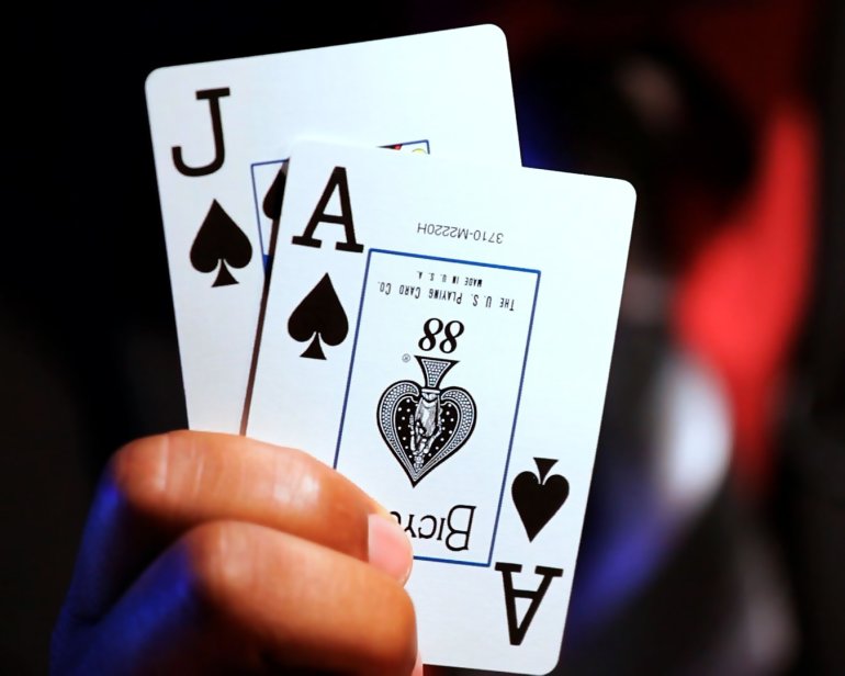 У игрока в руках две карты блек-джек