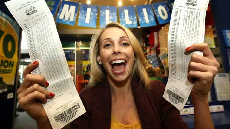 Счастливая девушка победительница лотереи с двумя билетами в руках