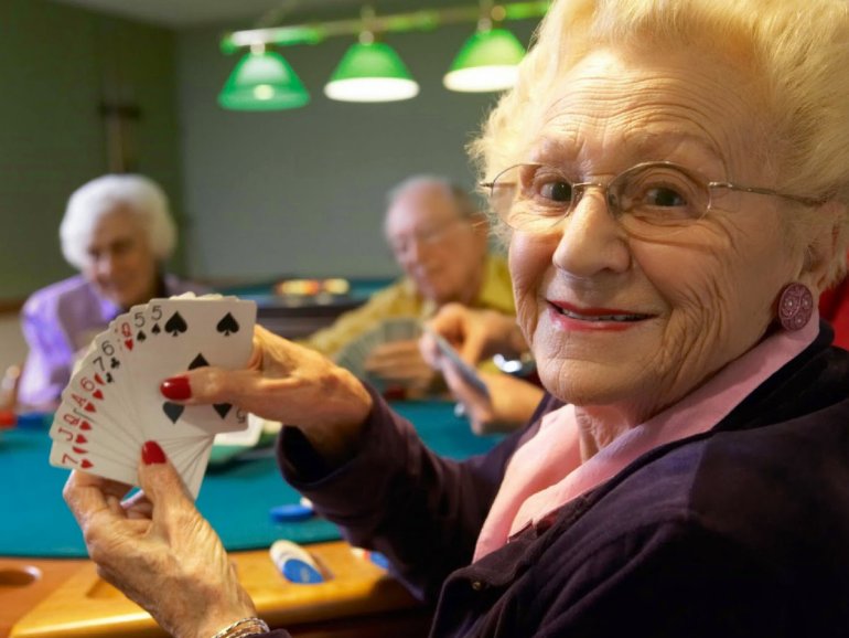 пожилая женщина с картами