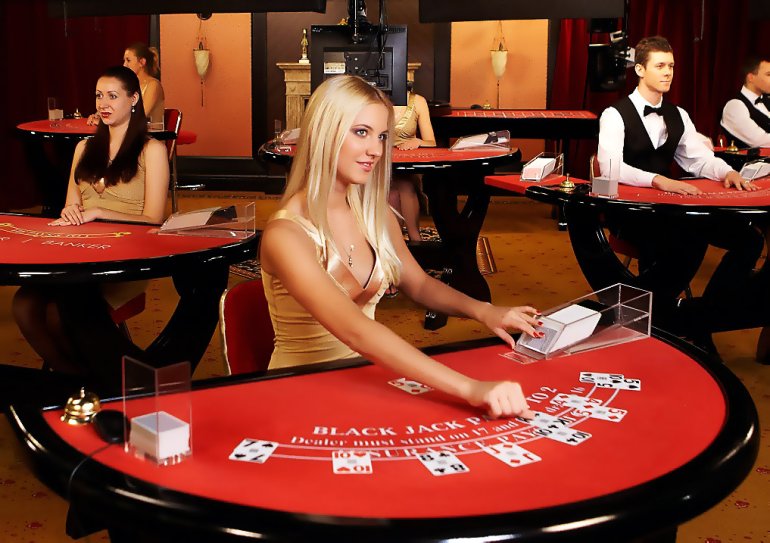 Девушка-дилер в живом онлайн-казино