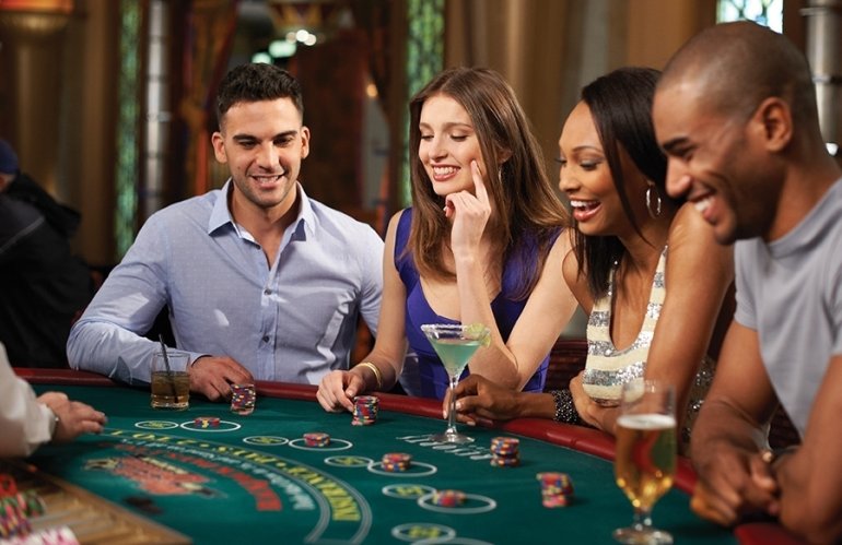 Две молодые пары, европейцы и афроамериканцы, пришли в казино развлечься за игрой в блэкджек