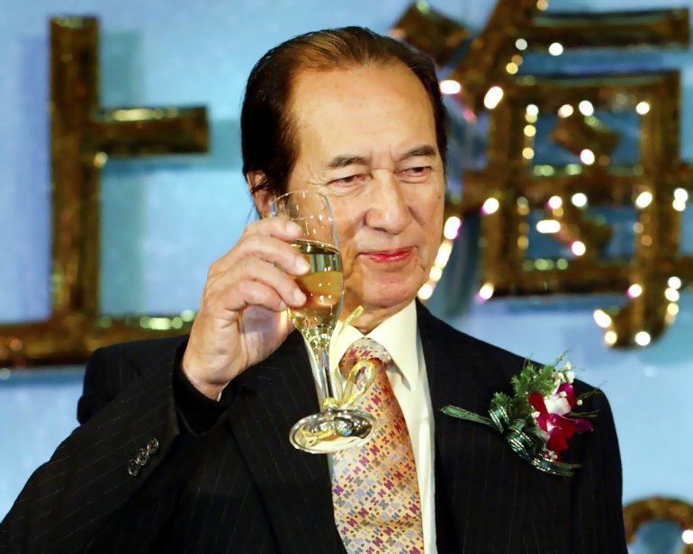 Игорный магнат Стэнли Хо с бокалом шампанского в руках