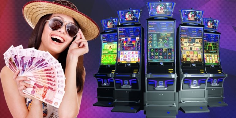 Красотка в затемненных очках и шляпе позирует с веером из рублей, а на заднем фоне стоят игровые автоматы